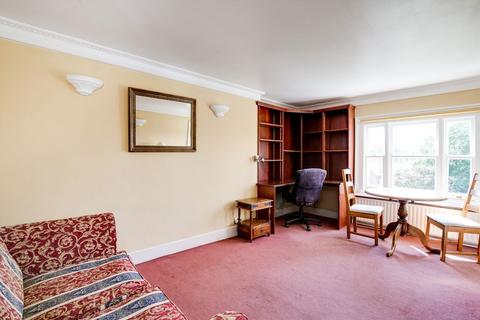 1 bedroom flat for sale, St. James's Gardens, London W11