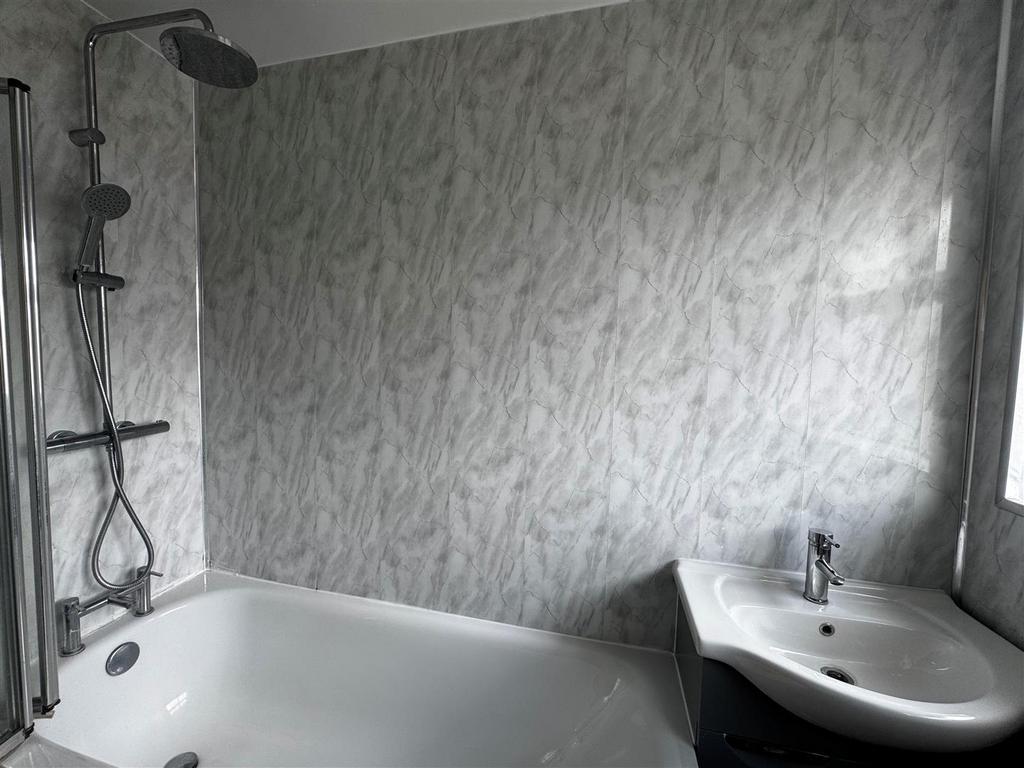 Bathroom 2.jpg