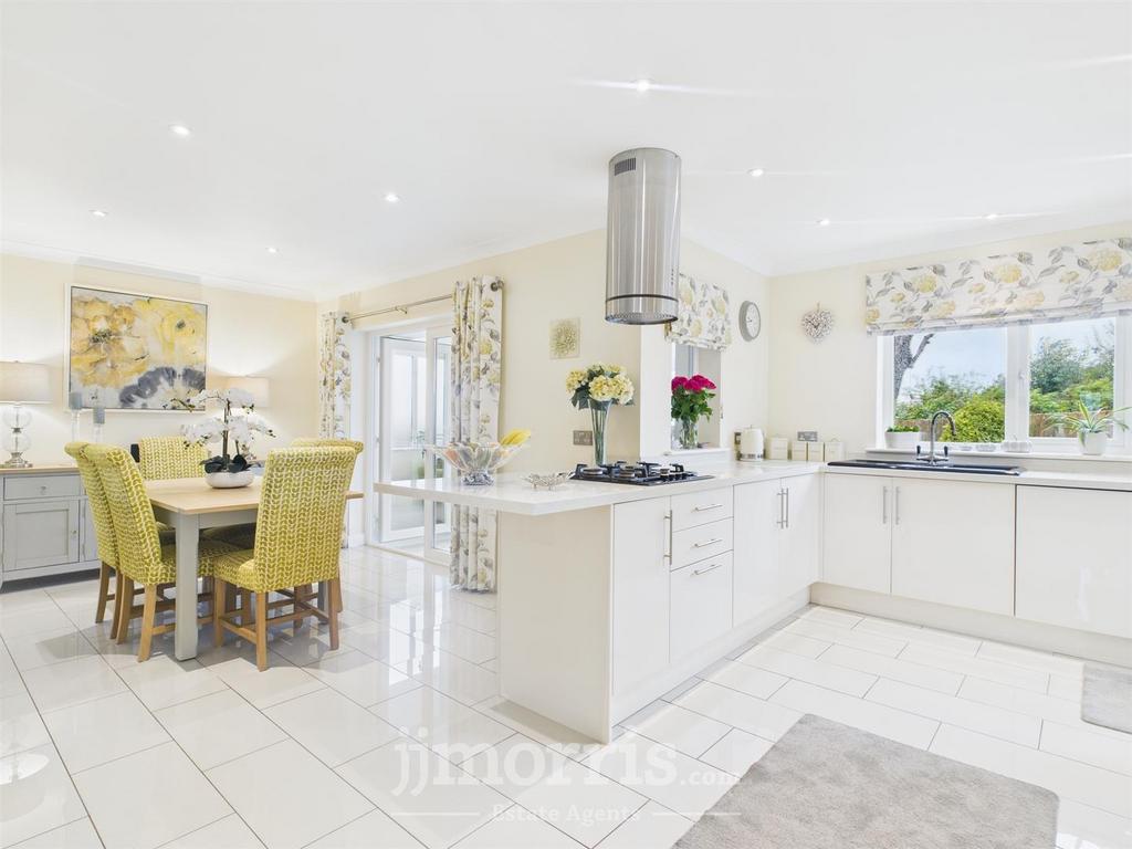 Kitchen/Dining Area