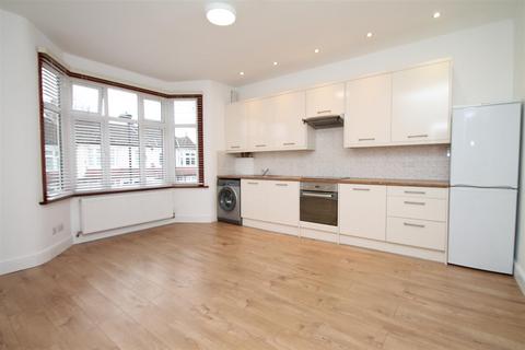 3 bedroom flat to rent, Kelvin Avenue, Palmers Green, London N13