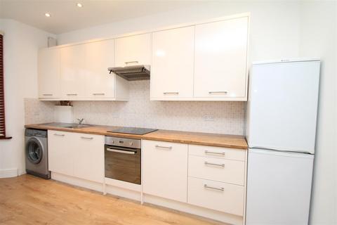 3 bedroom flat to rent, Kelvin Avenue, Palmers Green, London N13