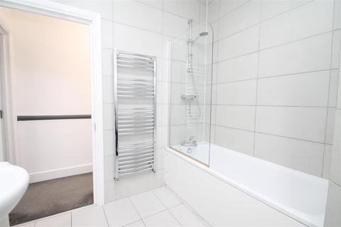 3 bedroom flat to rent, Kelvin Avenue, Palmers Green, London N13
