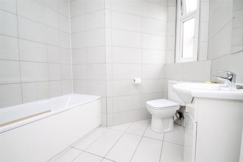 3 bedroom flat to rent, Kelvin Avenue, Palmers Green, London N13