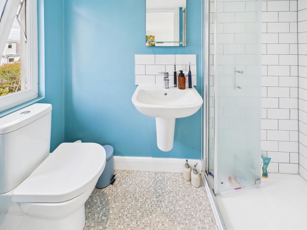 En Suite to Bedroom 1
