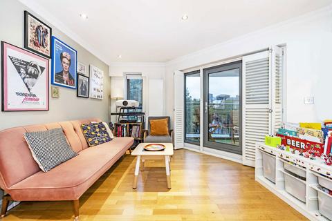 2 bedroom flat to rent, Woodseer Street, London E1