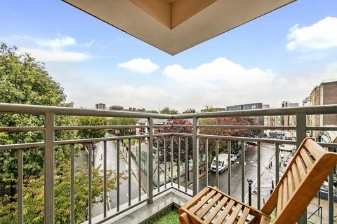 2 bedroom flat to rent, Woodseer Street, London E1