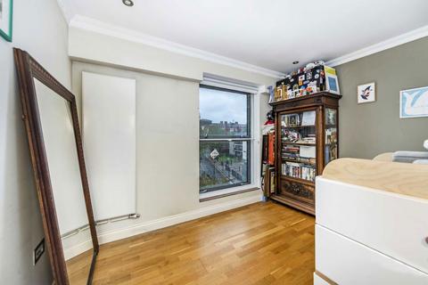 2 bedroom flat to rent, Woodseer Street, London E1