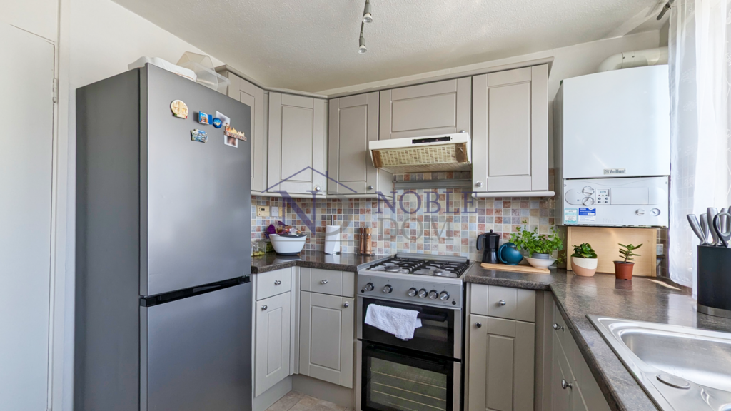 4 bedroom 2 bathroom flat in isleworth