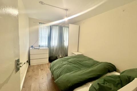 7 bedroom terraced house to rent, Simpson Street, SW11