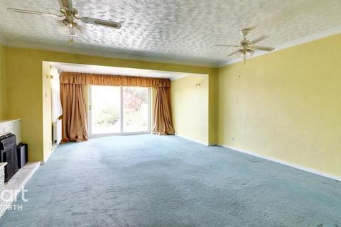 15 Forge Road, Kenilworth, CV8 2HR