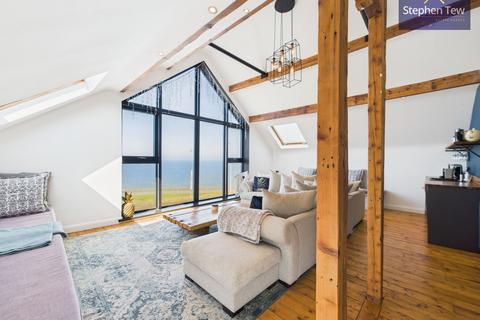 8 bedroom end of terrace house for sale