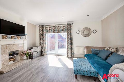14 Laburnum Grove, South Ockendon, RM15 6TA