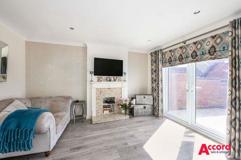 14 Laburnum Grove, South Ockendon, RM15 6TA