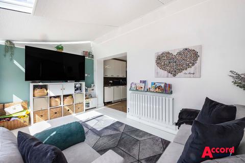 14 Laburnum Grove, South Ockendon, RM15 6TA