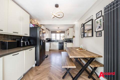 14 Laburnum Grove, South Ockendon, RM15 6TA