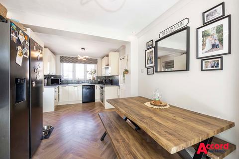 14 Laburnum Grove, South Ockendon, RM15 6TA
