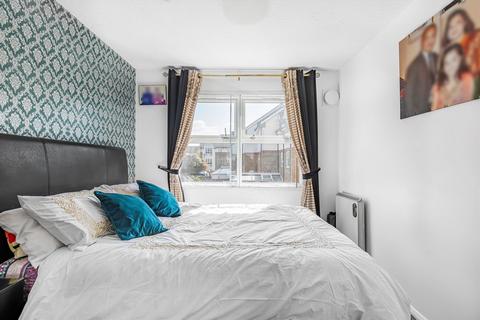 Flat 3, Worcester House Hollygrove Close, Hounslow, TW3 3NE