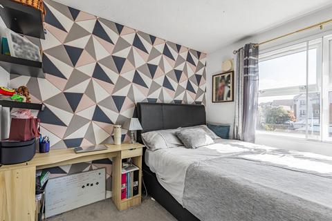 Flat 3, Worcester House Hollygrove Close, Hounslow, TW3 3NE