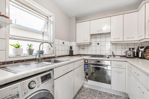 Flat 3, Worcester House Hollygrove Close, Hounslow, TW3 3NE