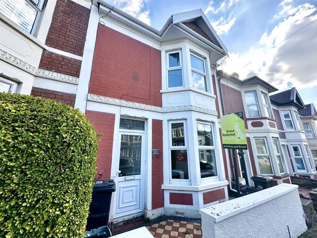Charming front view of a well-maintained terrac...