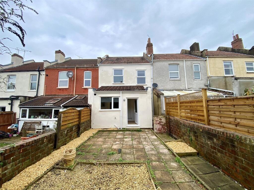This charming garden offers a spacious outdoor ...