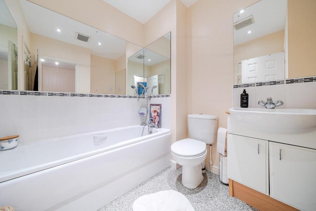 Family bathroom - 9 abbots court .JPG