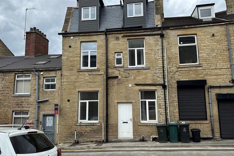 Shop to rent, Commercial Street, Shipley