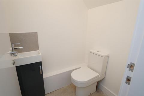 Shop to rent, Commercial Street, Shipley