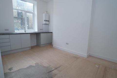 Shop to rent, Commercial Street, Shipley