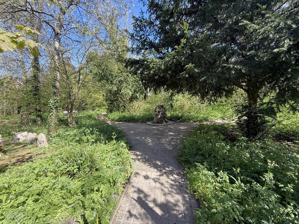 Nearby Betjemen Millennium Park