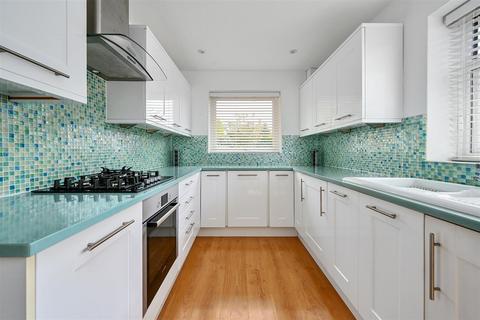 17 Fryatts Way, Bexhill-on-sea, TN39 4LW