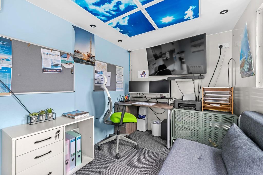 23 Broadmead, CH3 5 PT-15