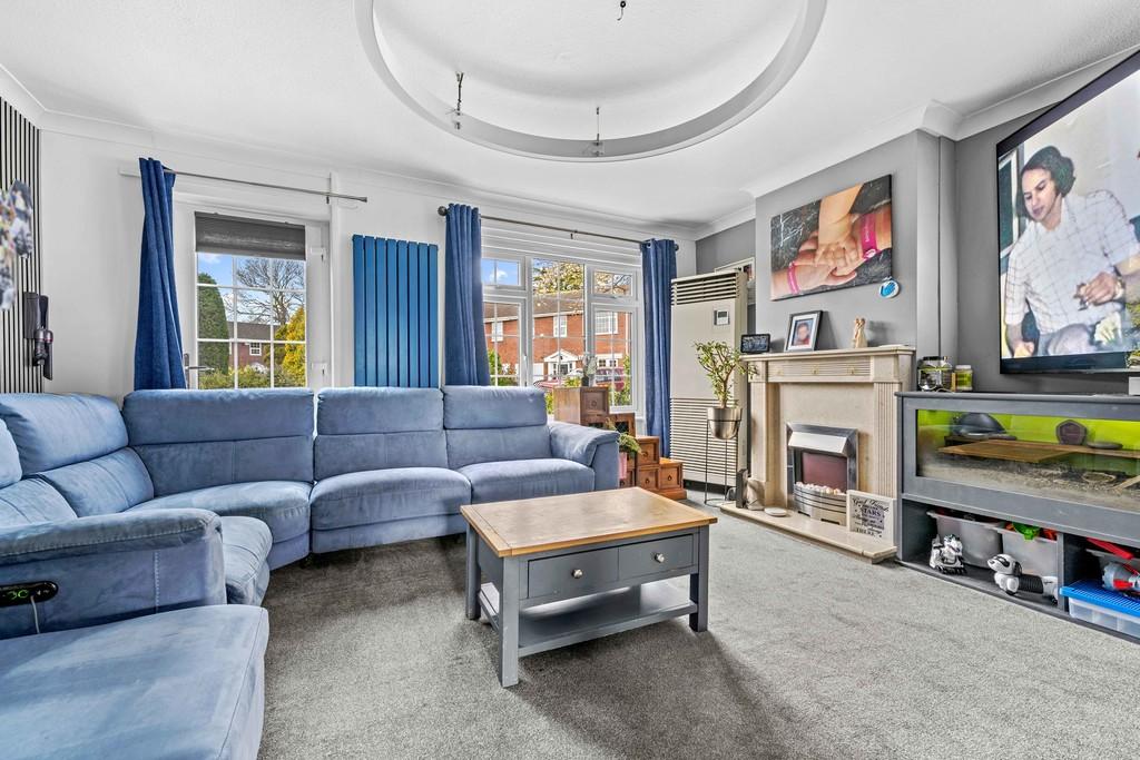 23 Broadmead, CH3 5 PT-8