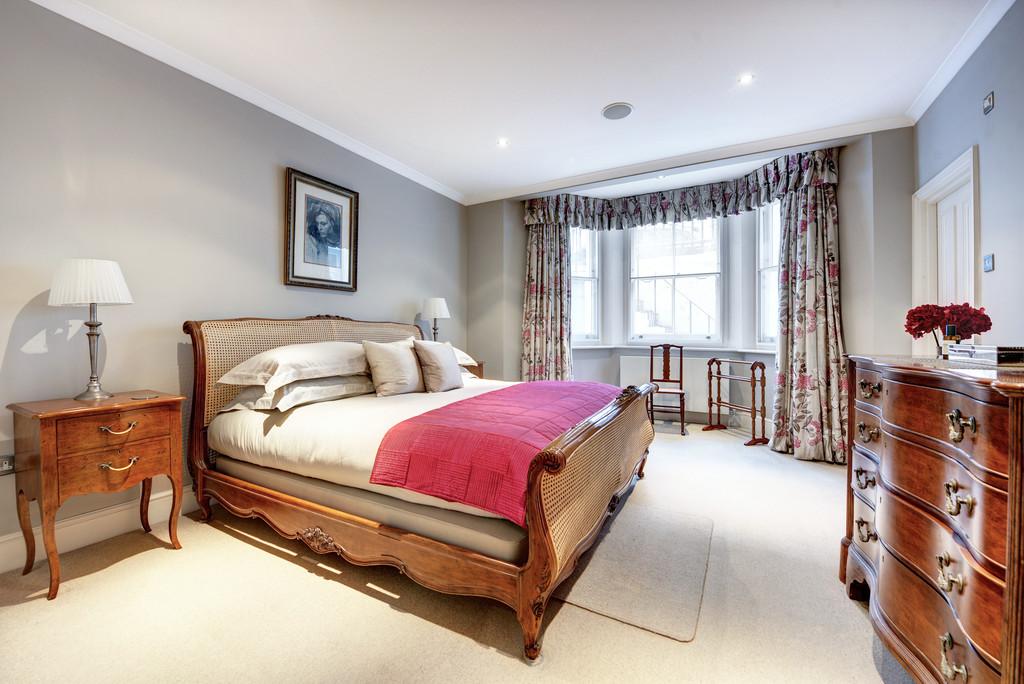 2 2 beaufort gardens 2553 mainbed1