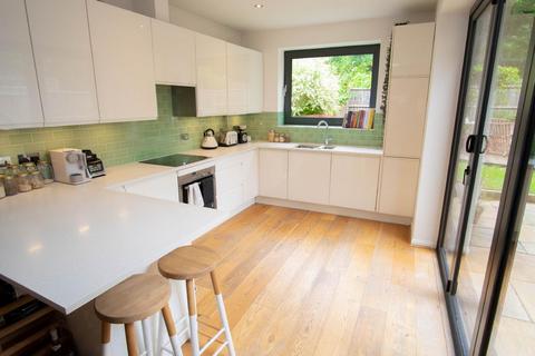 2 bedroom flat for sale, Avenue Park Road, West Norwood
