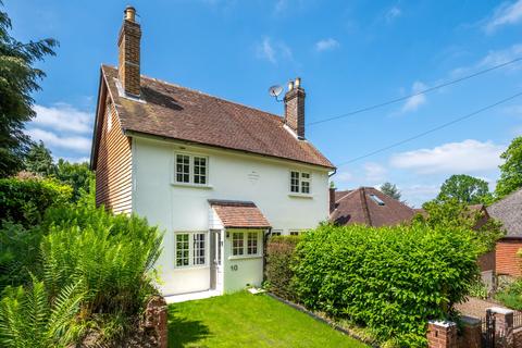 10 Sandrock, Haslemere, GU27 2PS