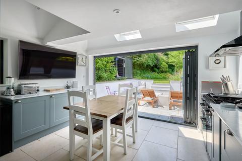 10 Sandrock, Haslemere, GU27 2PS