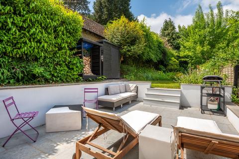 10 Sandrock, Haslemere, GU27 2PS