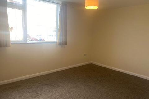 3 bedroom flat to rent, Intalbury Avenue, Aylesbury, HP19