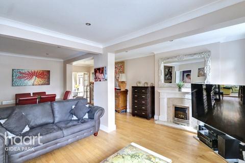 2 Hamilton Road, Romford, RM2 5SB