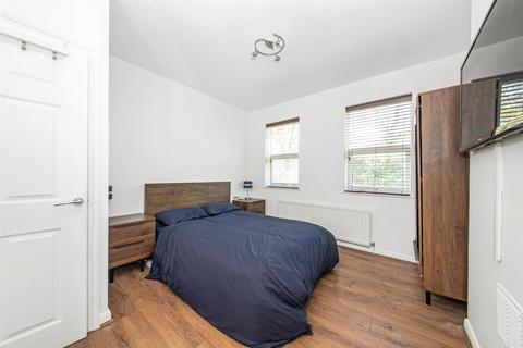 8 The Grove, Caterham, CR3 5QB