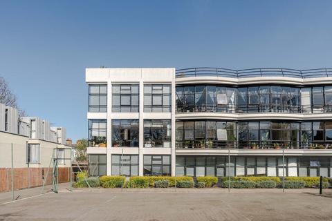 Studio to rent, Frobisher Place, Peckham, London, SE15