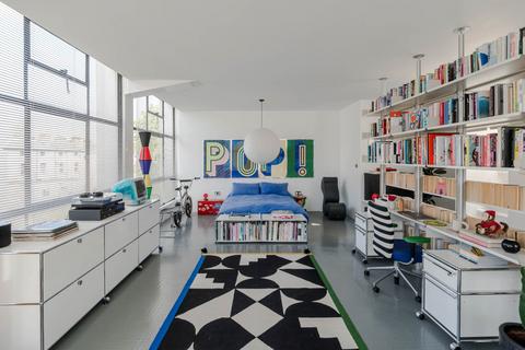 Studio to rent, Frobisher Place, Peckham, London, SE15