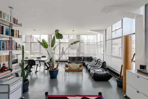 Studio to rent, Frobisher Place, Peckham, London, SE15