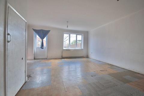3 bedroom terraced house for sale, Drake Road, Chessington