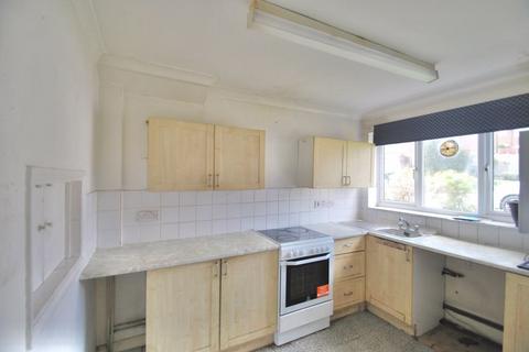 3 bedroom terraced house for sale, Drake Road, Chessington