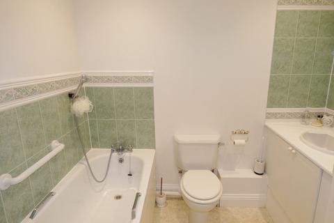 2 bedroom flat to rent, Selwyn Road
