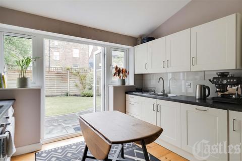 39a Gunton Road, London, E5 9JT