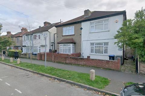 4 bedroom semi-detached house to rent, 4 Bedroom house to let in Rugby Avenue, Wembley