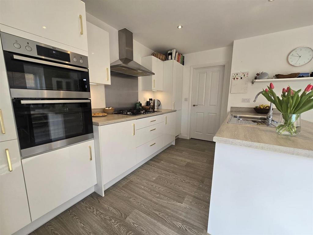 Kitchen 2.jpg
